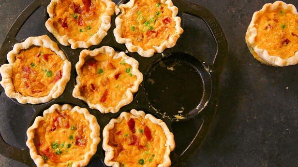 Portionierte Quiche mit Erbsen und Speck