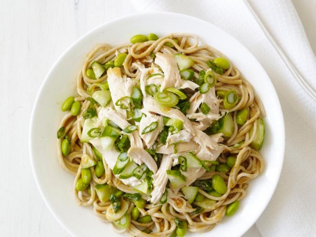 Buchweizen-Soba-Nudeln mit Hühnchen in Erdnussdressing