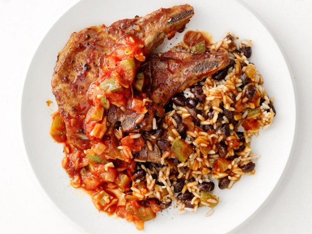 شرائح لحم الخنزير الطبيعية مع الأرز والفاصوليا