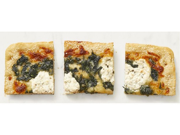 So wird's gemacht - Weiße Pizza mit Sesam und Spinat