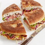 Asiatisches Sandwich mit Rindfleisch, Sesam und Ingwer