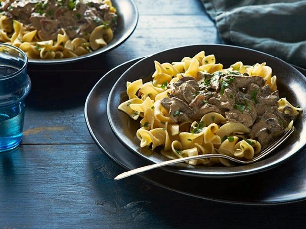Wie man Hühnerleber-Stroganoff in griechischem Joghurt zubereitet