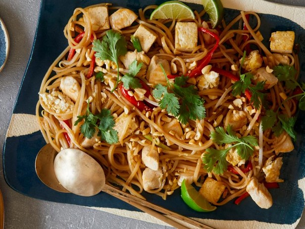 Wie man Hühnchen-Pad Thai zubereitet