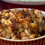 حشوة الخبز بالمريمية والسجق والتفاح (طبق جانبي)