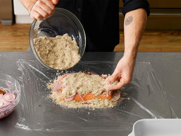 Zwiebel und Fisch in eine trockene Marinade geben.