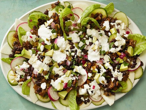 So bereiten Sie Gemüse-Nachos mit Limettensauce zu