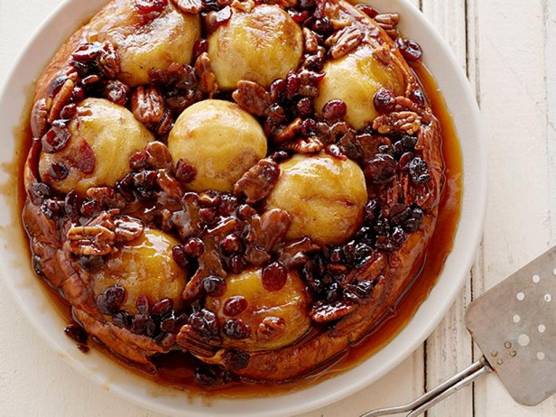 Come preparare un French toast gigante rovesciato con mele, mirtilli rossi e noci pecan