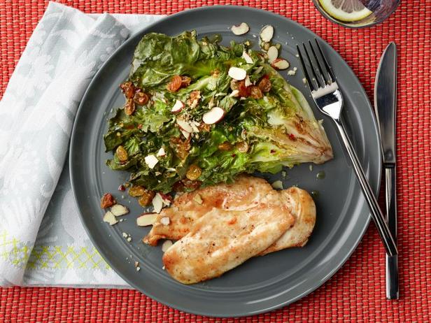 Zubereitung – Hähnchenkoteletts in 20 Minuten mit geröstetem Endiviensalat