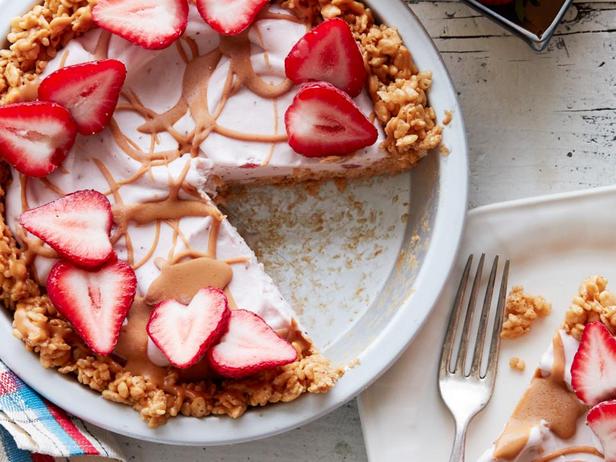 So bereiten Sie einen Erdnussbutterkuchen mit Erdbeereis aus nur 4 Zutaten zu