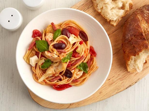 Wie man Antipasti-Spaghetti zubereitet