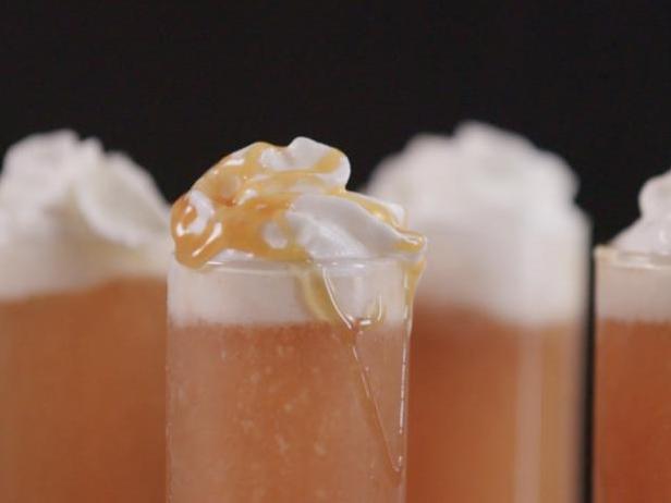 Wie man einen Apple Crisp Rum Shot zubereitet