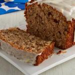Hefefreies Brot mit Äpfeln, Mandeln und Kokosnuss in Zitronenglasur