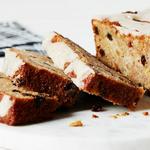 Hefefreies Brot mit Äpfeln, Rosinen und Mandeln in Butterglasur