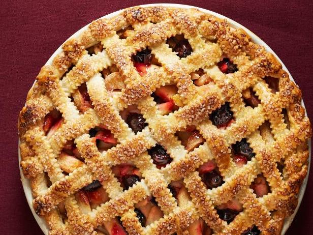 طريقة عمل فطيرة التفاح والكرز الشبكية