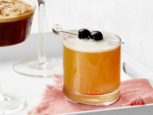 Wie man Aprikosen-Bourbon-Sour zubereitet
