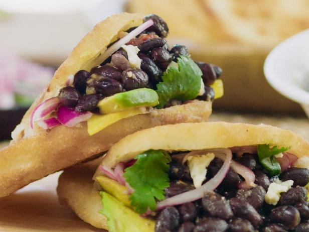 Zubereitung - Arepa mit schwarzen Bohnen, Mango und Avocado