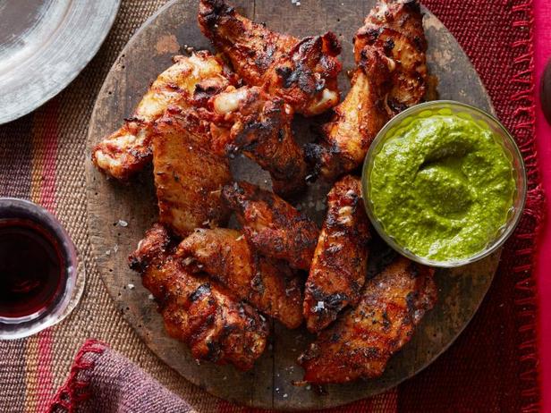 Wie man argentinische Hähnchenflügel mit Chimichurri-Sauce zubereitet