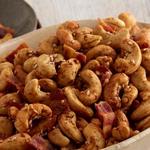 Asiatische Cashewnüsse mit Speck und Sesam
