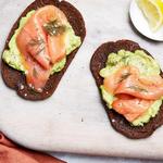 Avocado- und Räucherlachs-Toast
