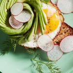 Eggs Benedict mit Avocado-Rose