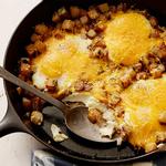 Im Ofen gebackene Rühreier mit Bratkartoffeln und Cheddar vom Bauernhof.
