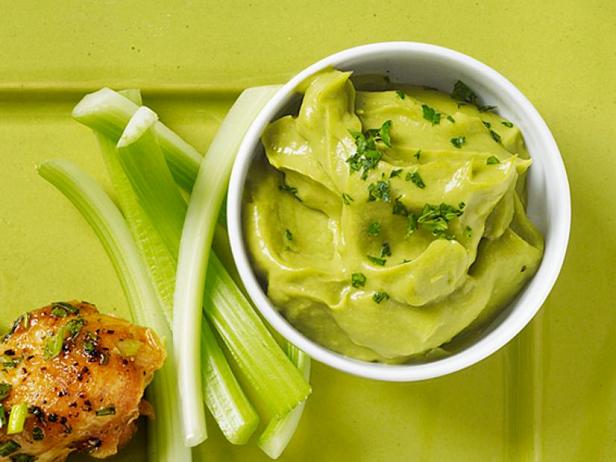 Wie man Avocado-Hummus zubereitet