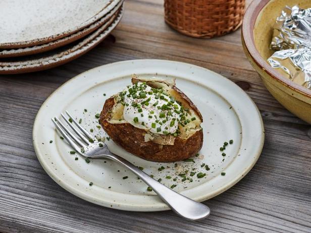 Wie man gegrillte Ofenkartoffeln zubereitet