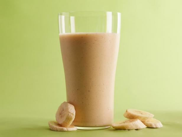 So bereiten Sie einen Bananen-Dattel-Smoothie zu