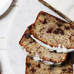 Hefefreies Brot mit Bananen, Mandeln und Schokoladenstückchen in einer Frischkäseglasur