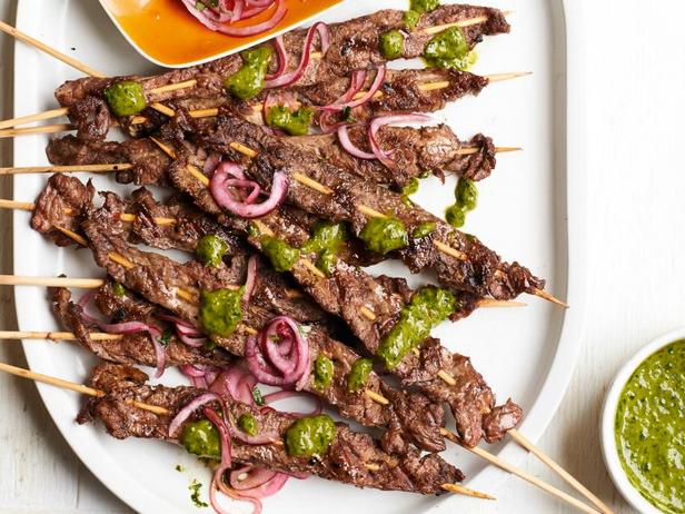So bereiten Sie Rindfleischspieße mit Chimichurri-Sauce zu