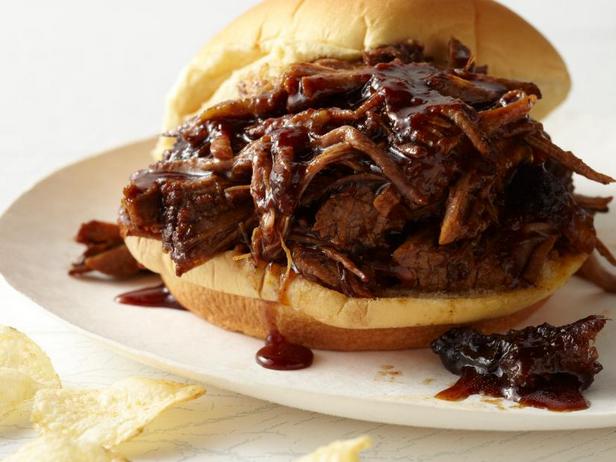 So bereiten Sie geschmorte Rinderbrust-Sandwiches mit BBQ-Sauce zu