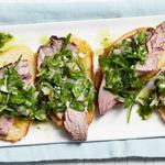 Crostini mit zartem Rindfleisch und grüner Salsa