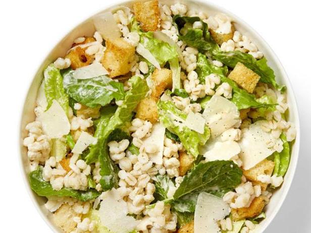 Wie man Caesar Salad mit Gerste zubereitet