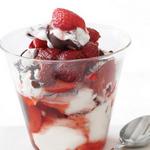Erdbeerdessert mit Schlagsahne und Schokolade