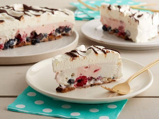 Come preparare - Torta gelato con frutti di bosco e biscotti con gocce di cioccolato
