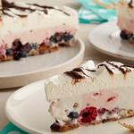 Eistorte mit Beeren und Schokoladenkeksen
