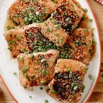 سمك السلمون المقلي مع صلصة الزنجبيل