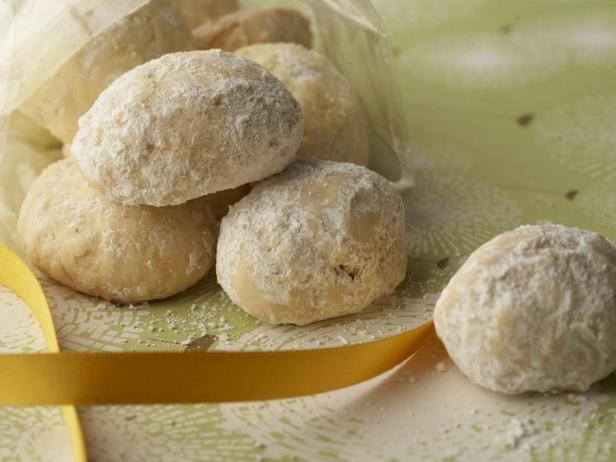 So backt man Kourabiedes: Griechische Walnusskekse