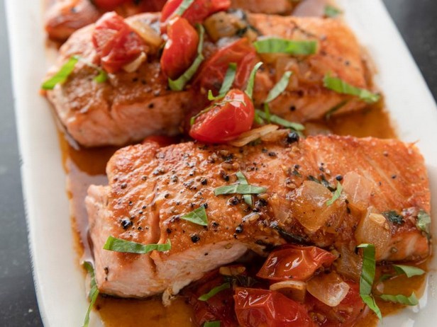 Come preparare - Salmone in padella con pomodorini che si sciolgono