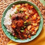 يخنة ذيل الثور على الطريقة الجامايكية