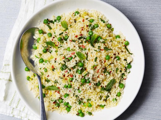 Wie man Couscous mit grünen Erbsen und Minze zubereitet