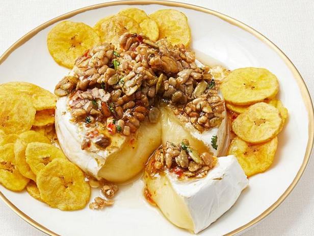 Come preparare il brie al forno con granola ai semi di zucca