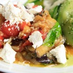 Zucchini-Pappardelle mit Pesto, Auberginen und Tomaten