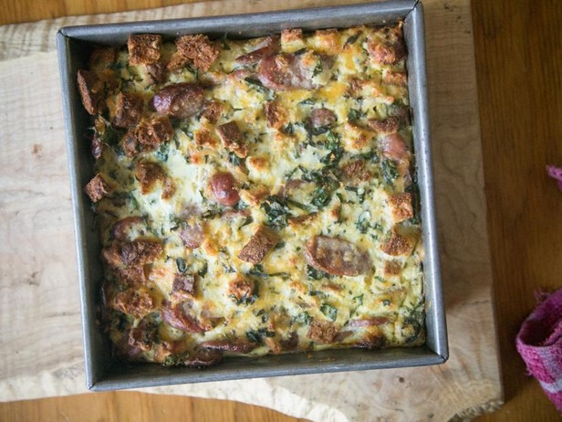 Wie man glutenfreie Grünkohl-Wurst-Strata zubereitet