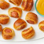 Hähnchenwürstchen mit Käse im Teig