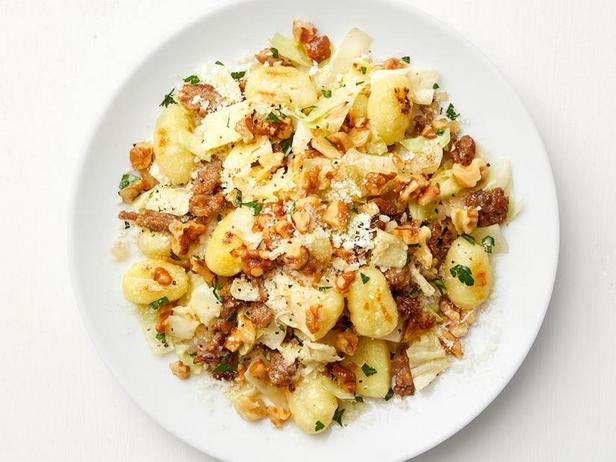 Wie man Gnocchi mit Wurst und Kohl zubereitet