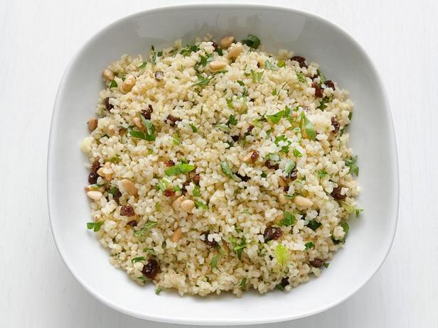 Wie man Bulgur mit Rosinen und Pinienkernen zubereitet
