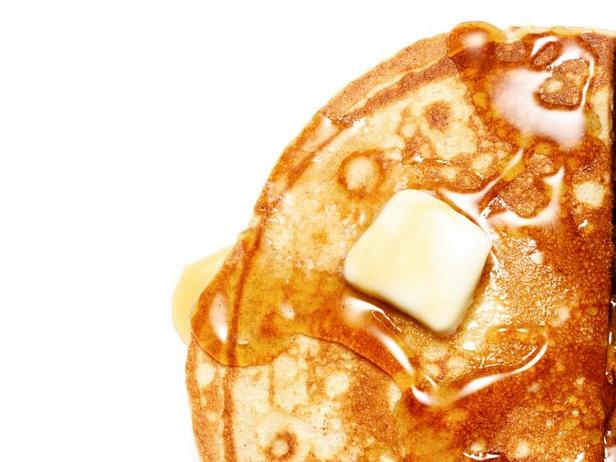 Wie man Pfannkuchen mit Sauermilch zubereitet