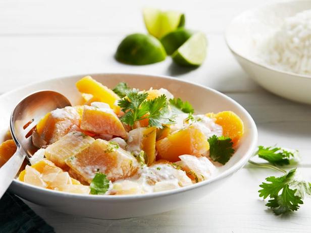 Wie man Kokos-Curry mit Butternusskürbis zubereitet