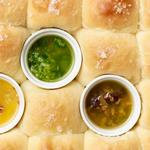 Parker House Pull-Apart-Brötchen mit Butterflecken